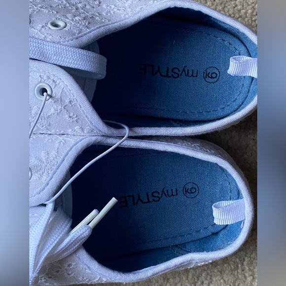MyStyle embroidered white sneakers NWT Sz 9 - Picture 3 of 3